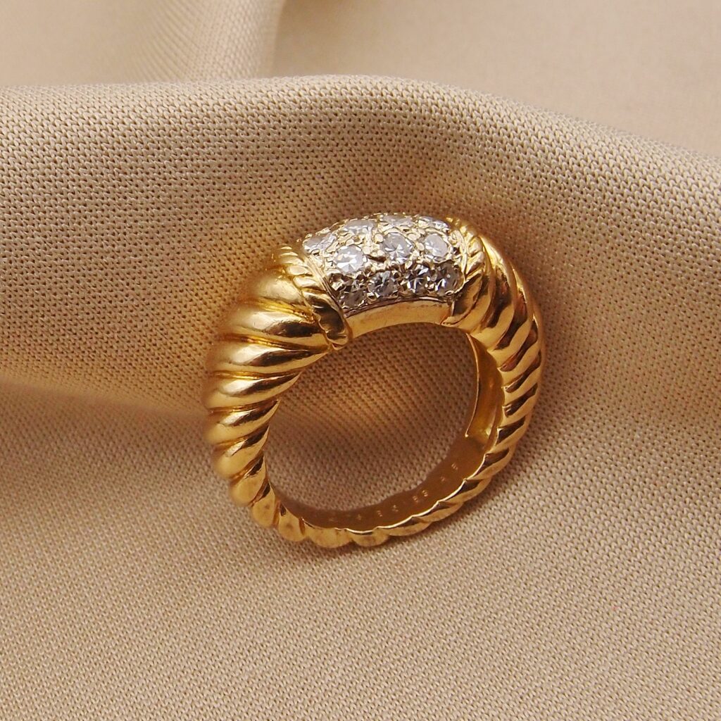 Bague V.C.A.”Philippine” or jaune , godrons et diamants , de 1976