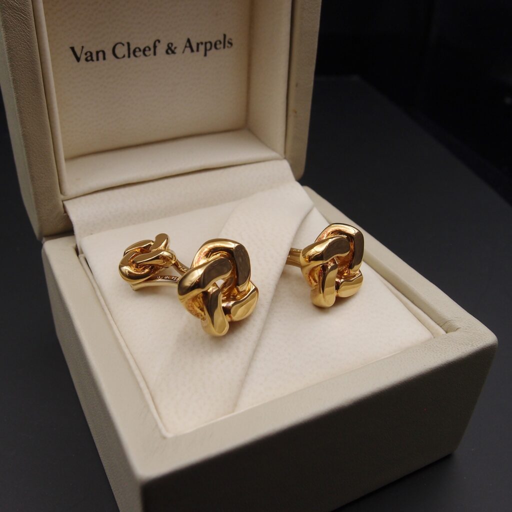 Boutons de manchettes Van Cleef and Arpels or jaune 18 carats