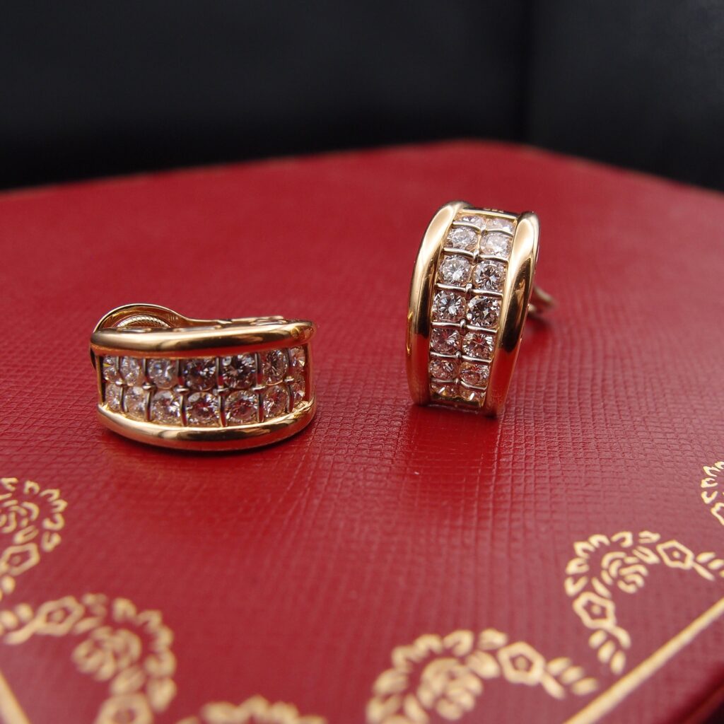 BOUCLES D’OREILLES  CLIPS CARTIER OR 18 CARATS ET DIAMANTS .