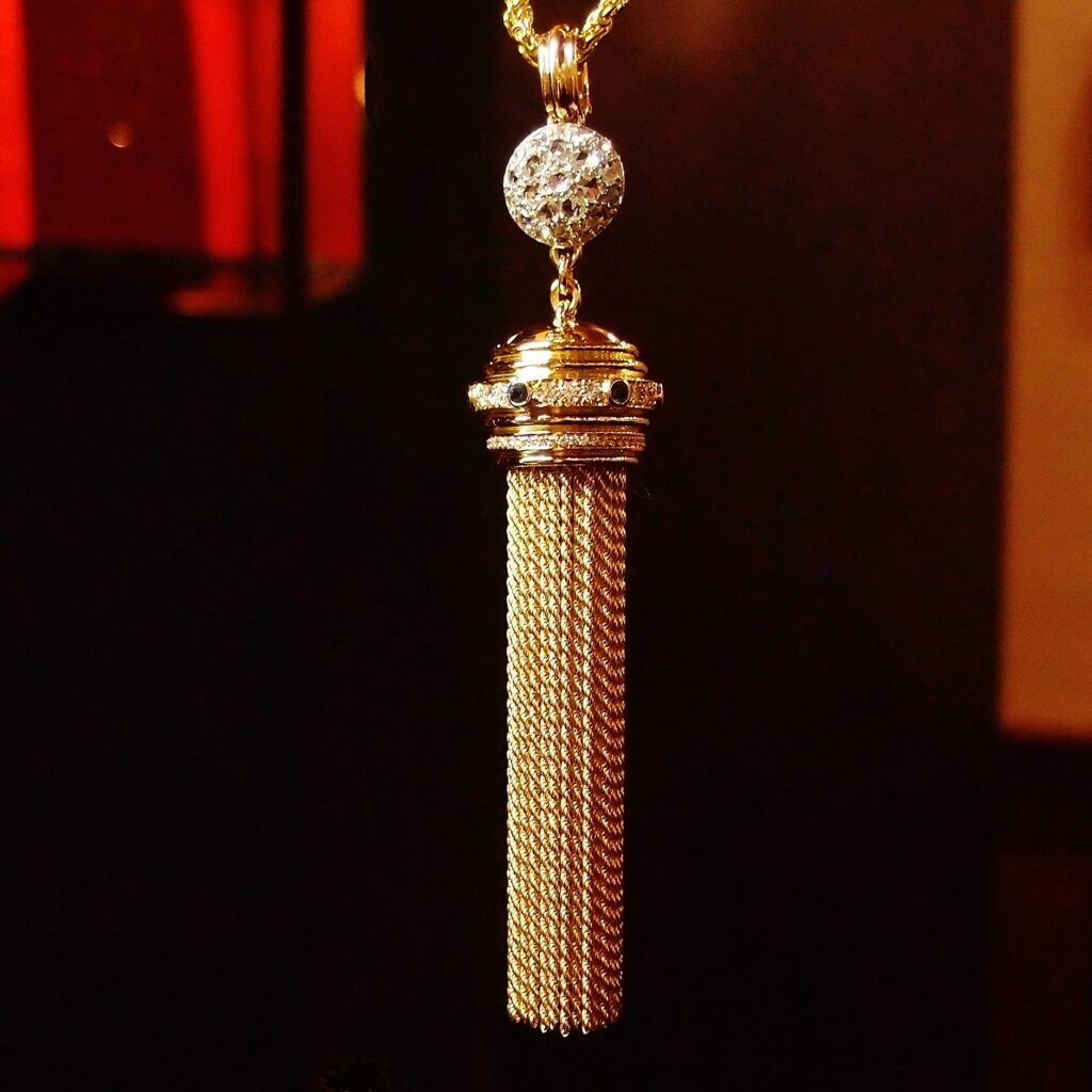 PENDENTIF « POMPON » OR JAUNE 18 CTS ET DIAMANTS ET SAPHIRS