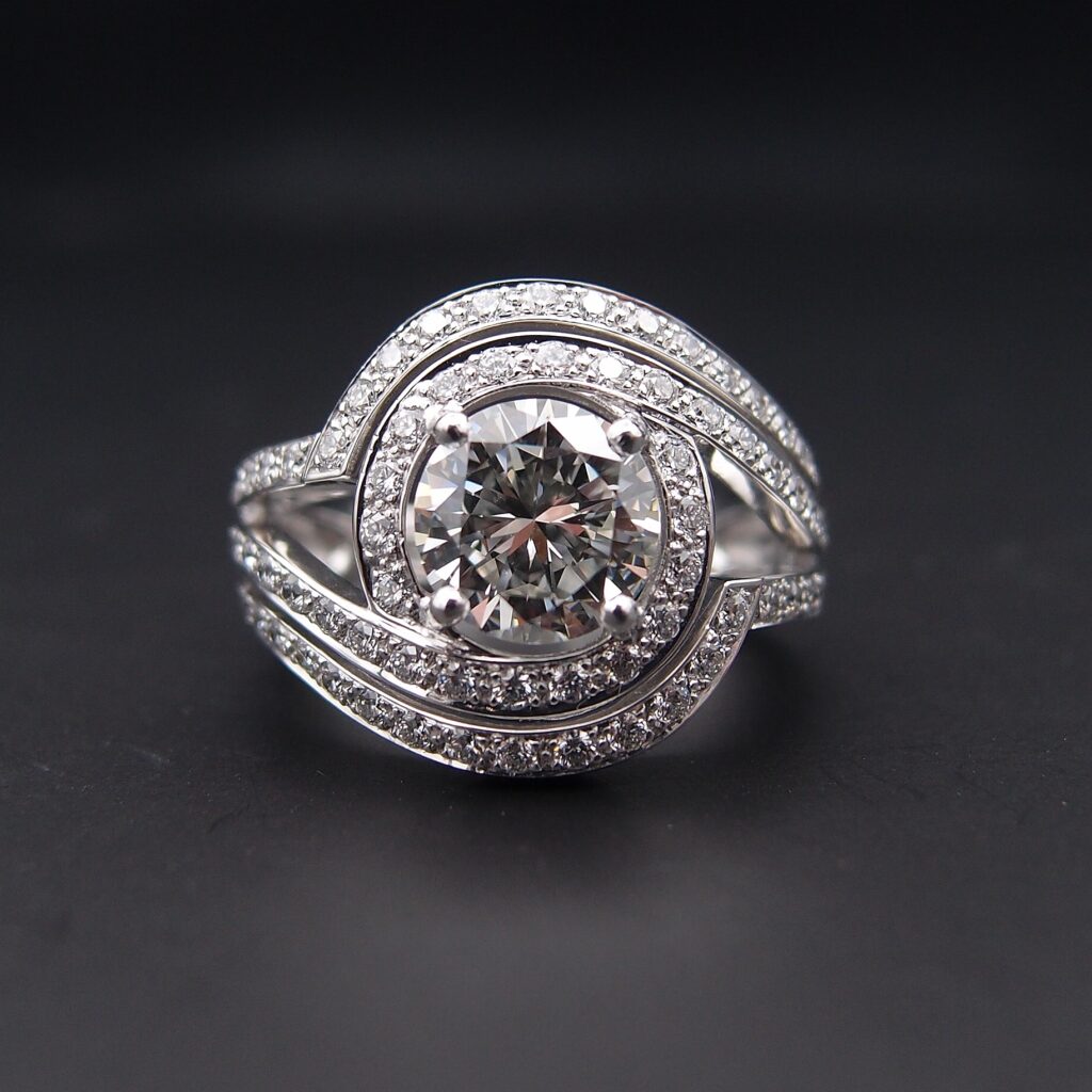 Bague Double Tourbillon or gris 18 carats , Diamant central 1.40 ct H/VS2 certificat GIA et 1.1 ct diamants d'entourage