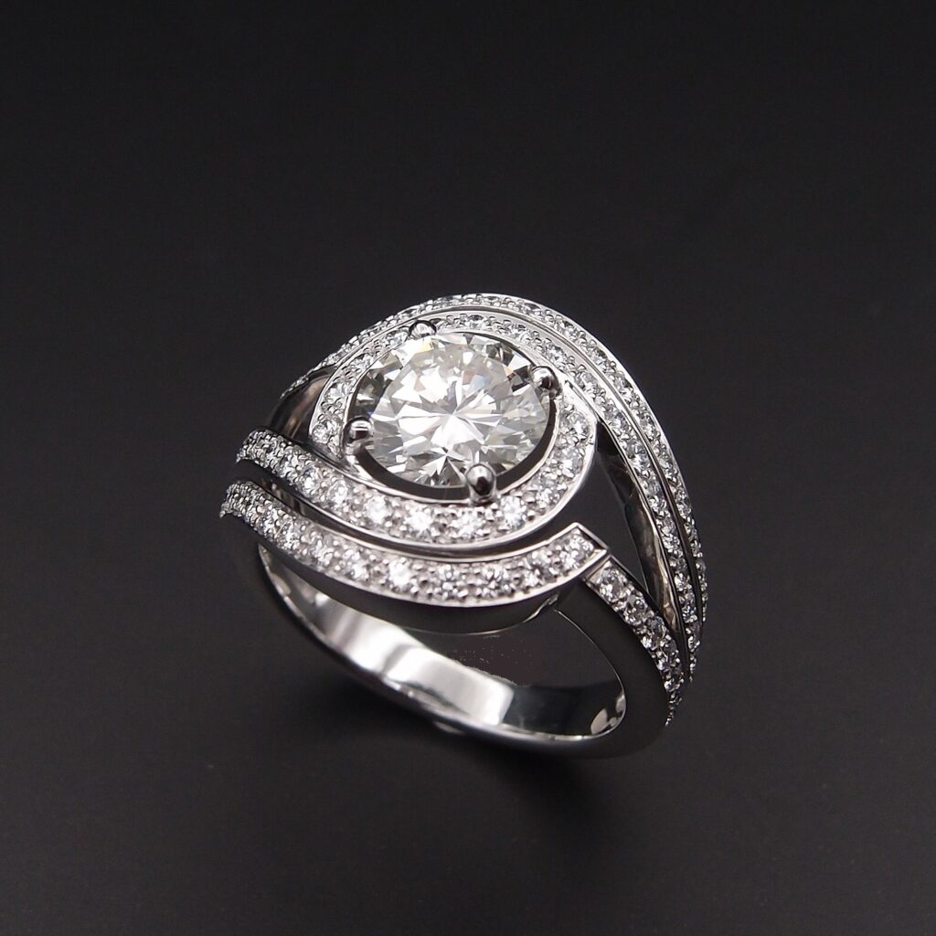 Bague Double Tourbillon or gris 18 carats , Diamant central 1.40 ct H/VS2 certificat GIA et 1.1 ct diamants d'entourage