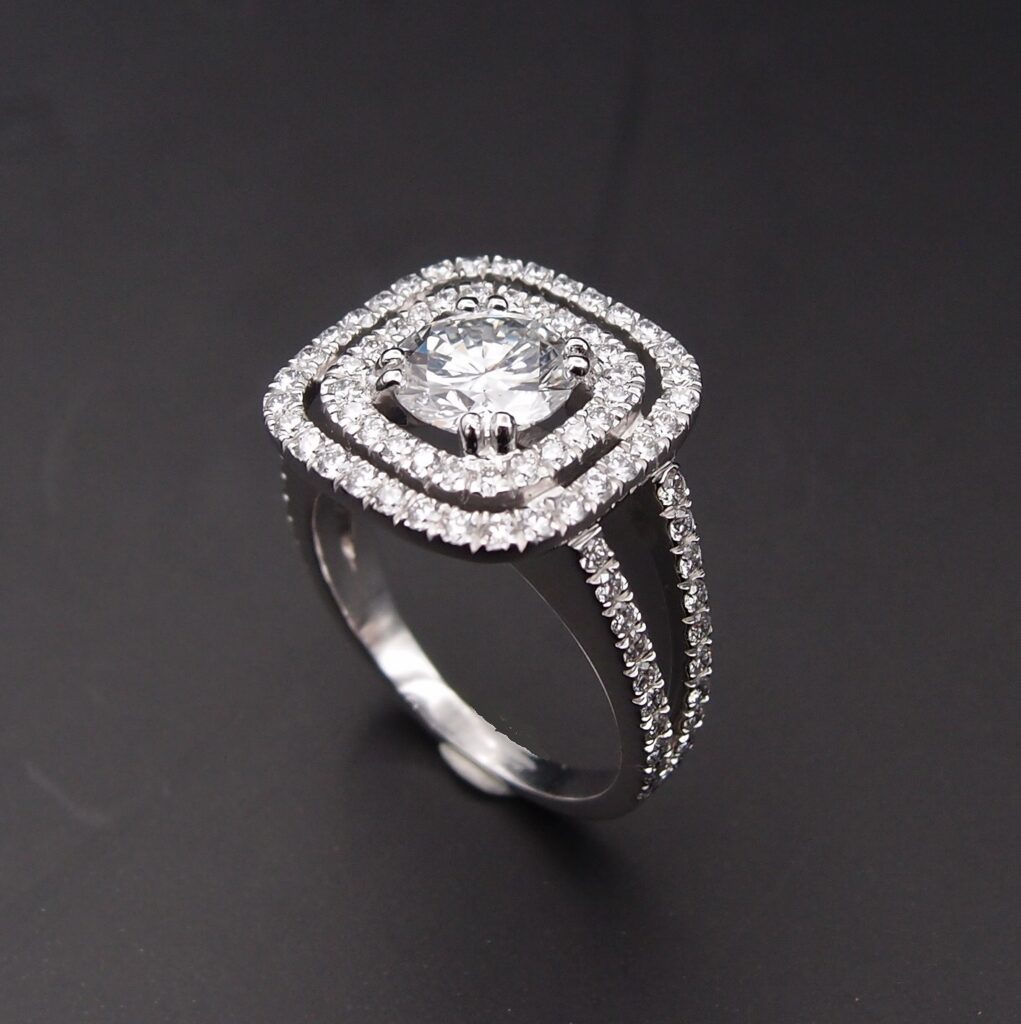 Bague double entourage Diamant central