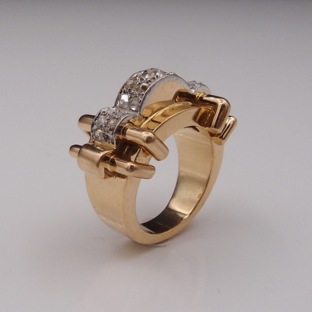 Bague “Tank” , or , platine et diamants , vers 1940