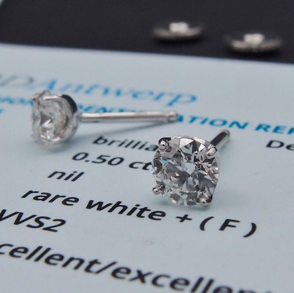Clous d'oreilles diamants or blanc