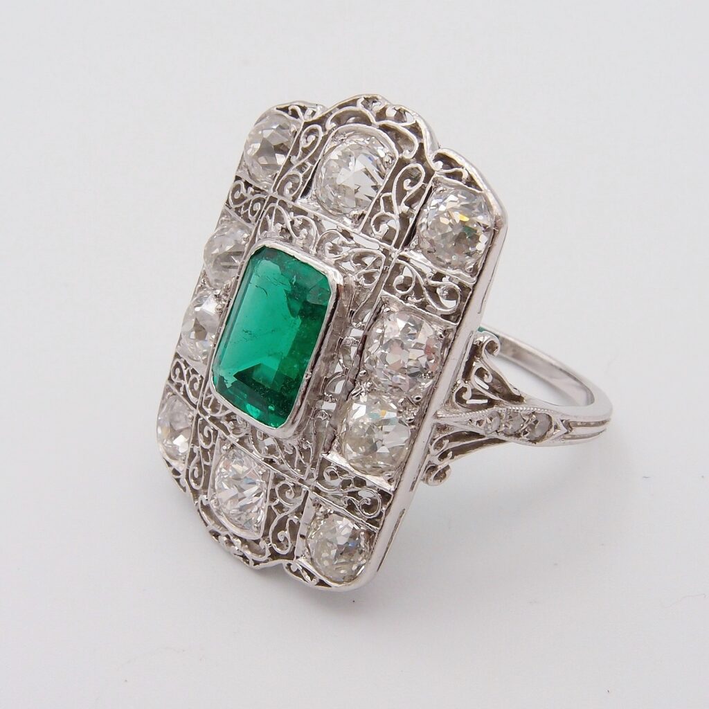 Bague platine Emeraude et diamants vers 1920