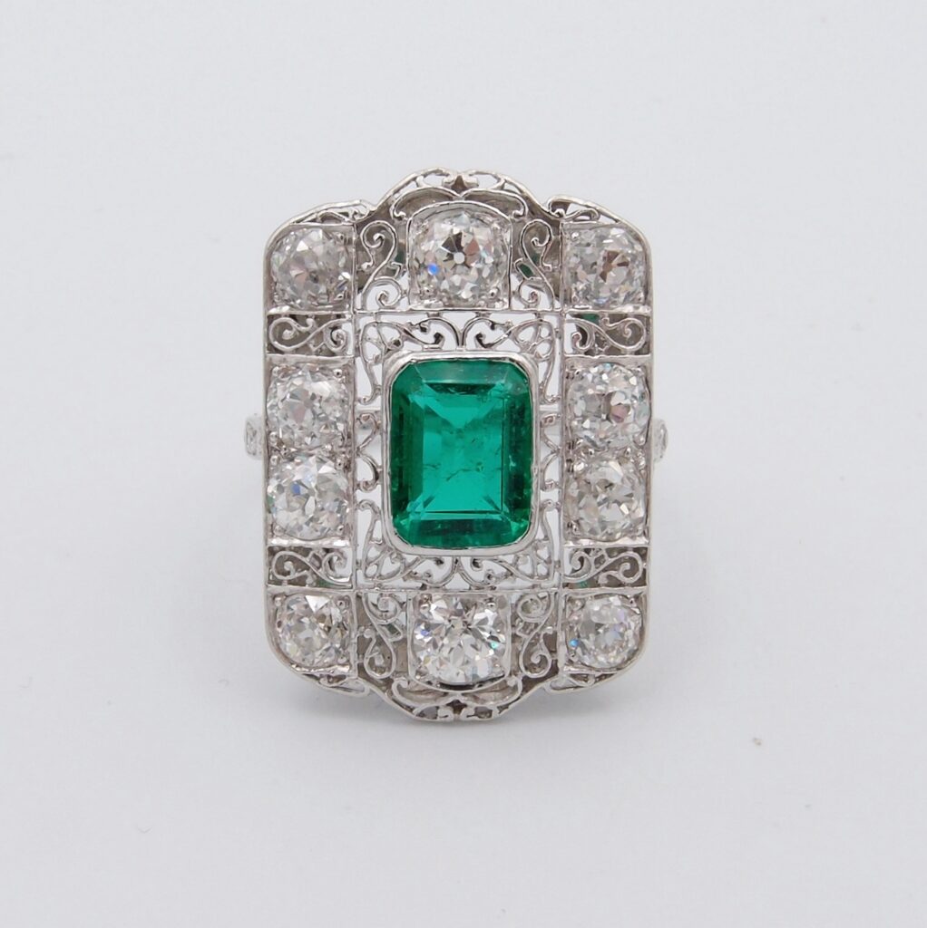 Bague platine Emeraude et diamants vers 1920