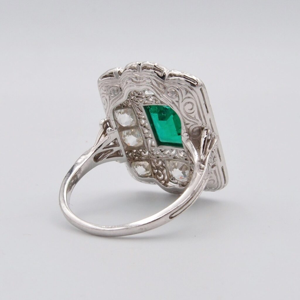 Bague platine Emeraude et diamants vers 1920