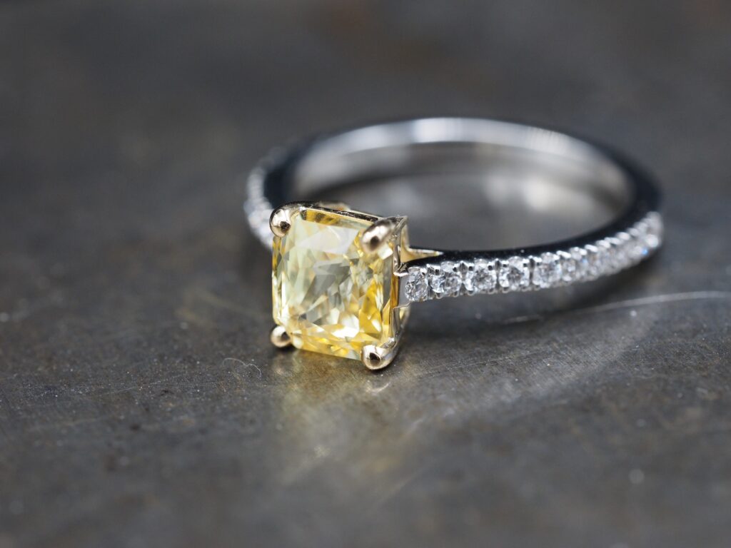 solitaire saphir jaune or blanc