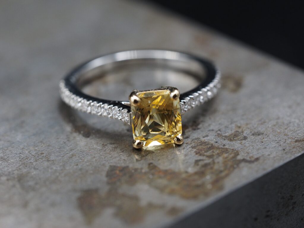 BAGUE SOLITAIRE SAPHIR JAUNE ET DIAMANTS