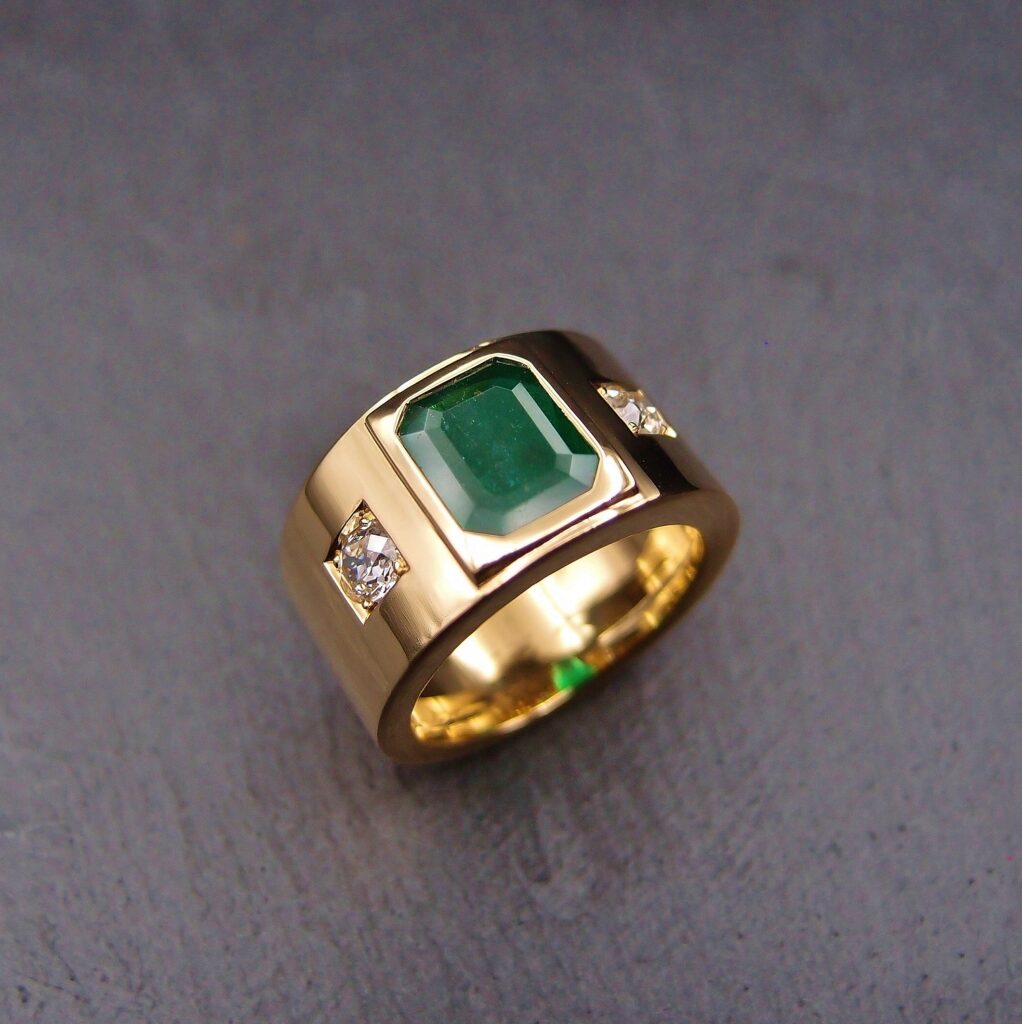 BAGUE  TUBE OR JAUNE EMERAUDE ET DIAMANTS