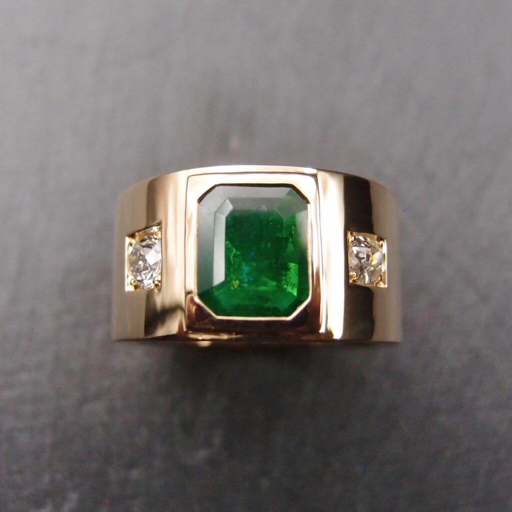 Bague "Tube" or jaune , Emeraude et diamants