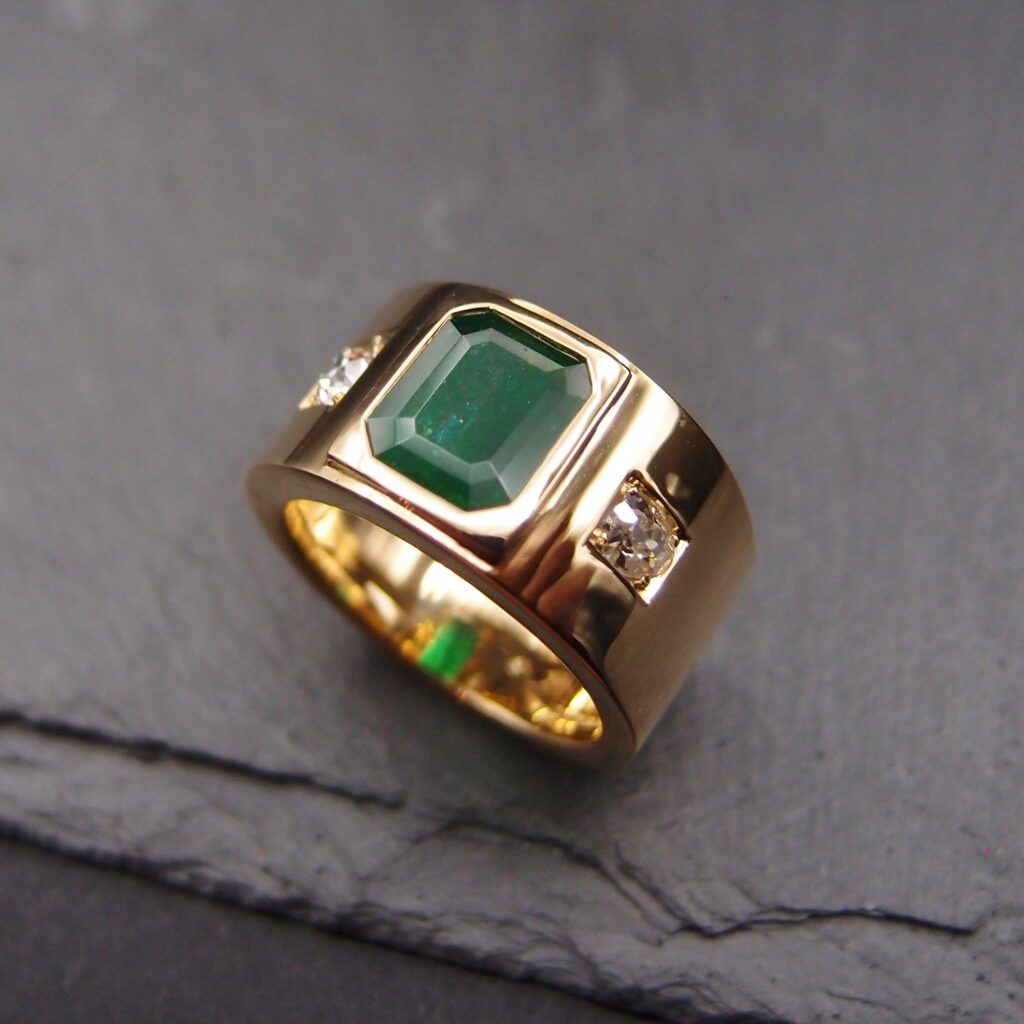 Bague "Tube" or jaune Emeraude et diamants