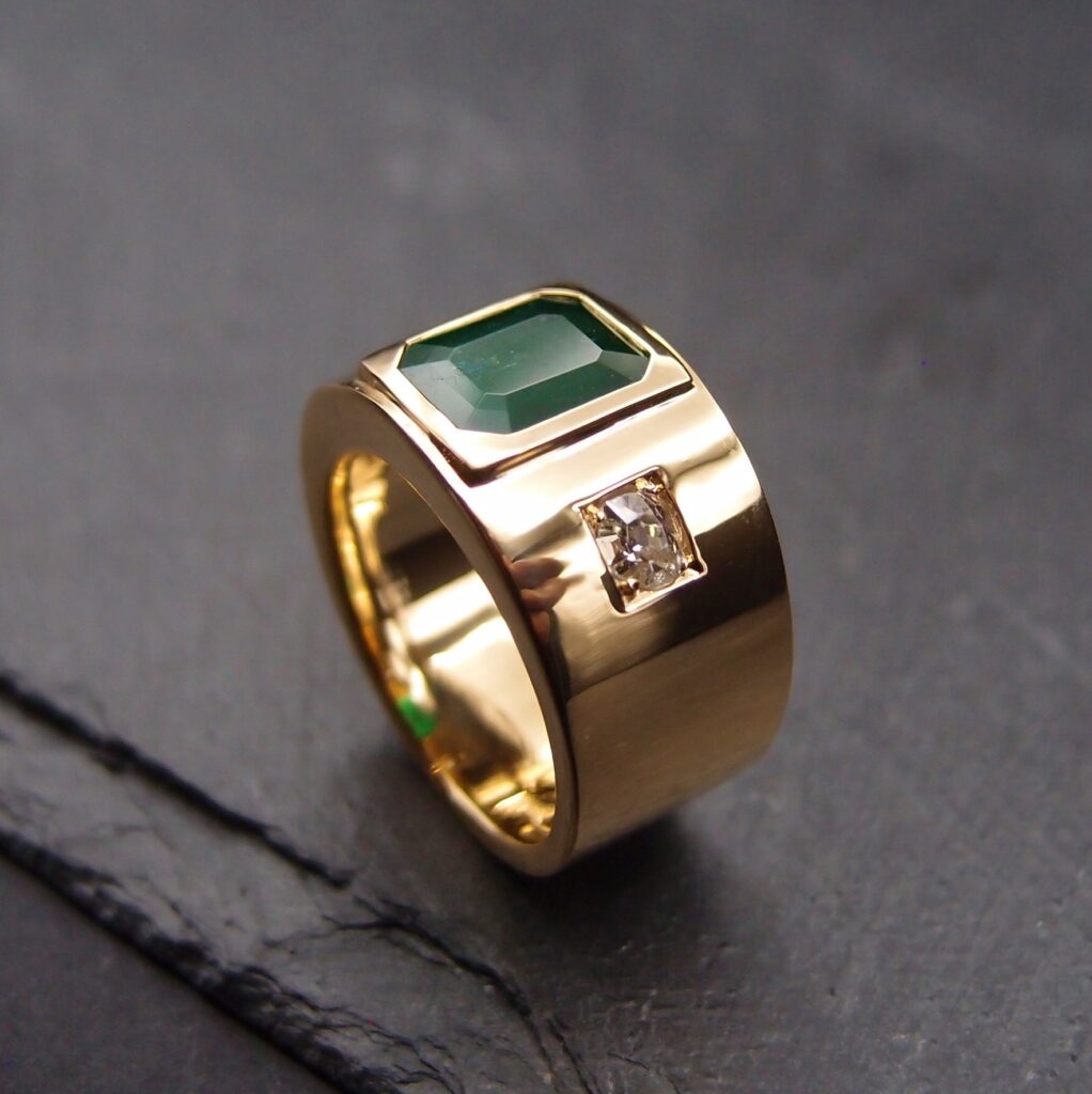 Bague "Tube" or jaune , Emeraude et diamants