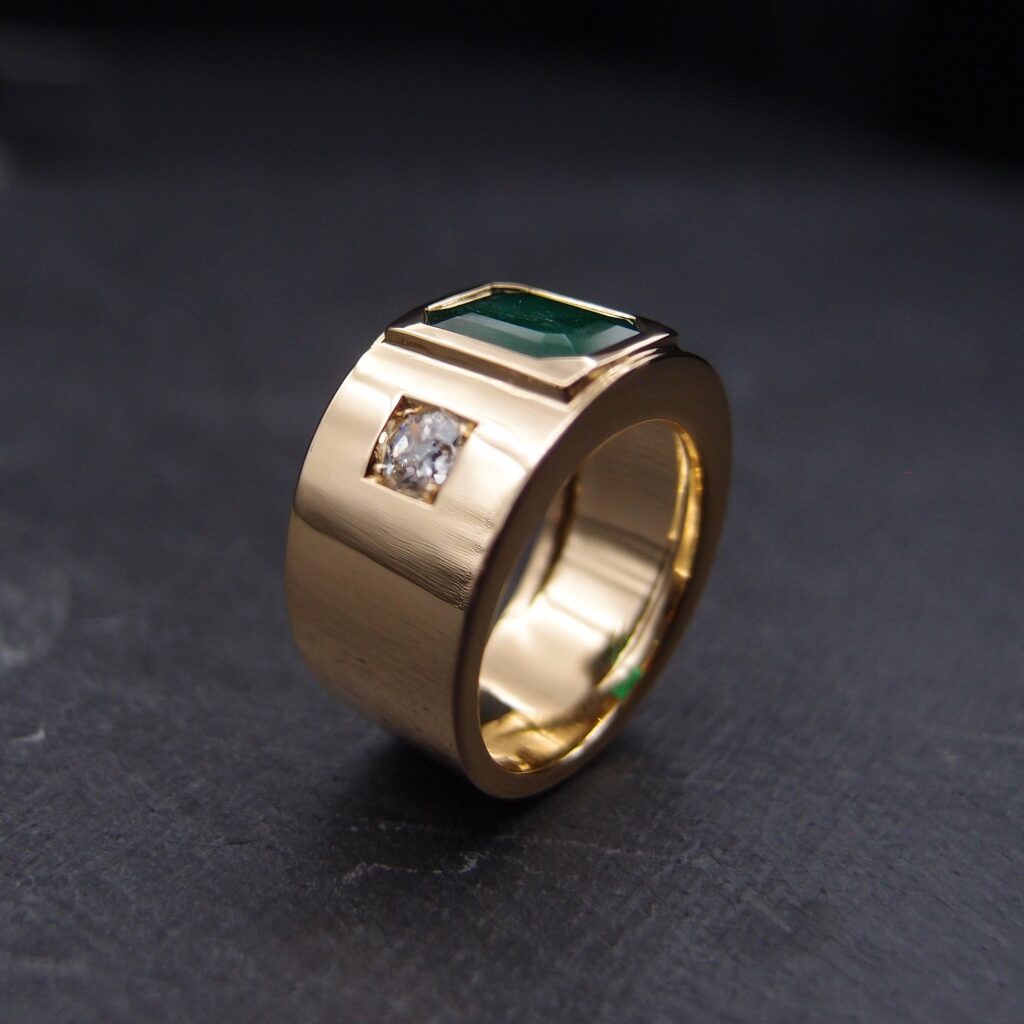 Bague "Tube" or jaune , Emeraude et diamants