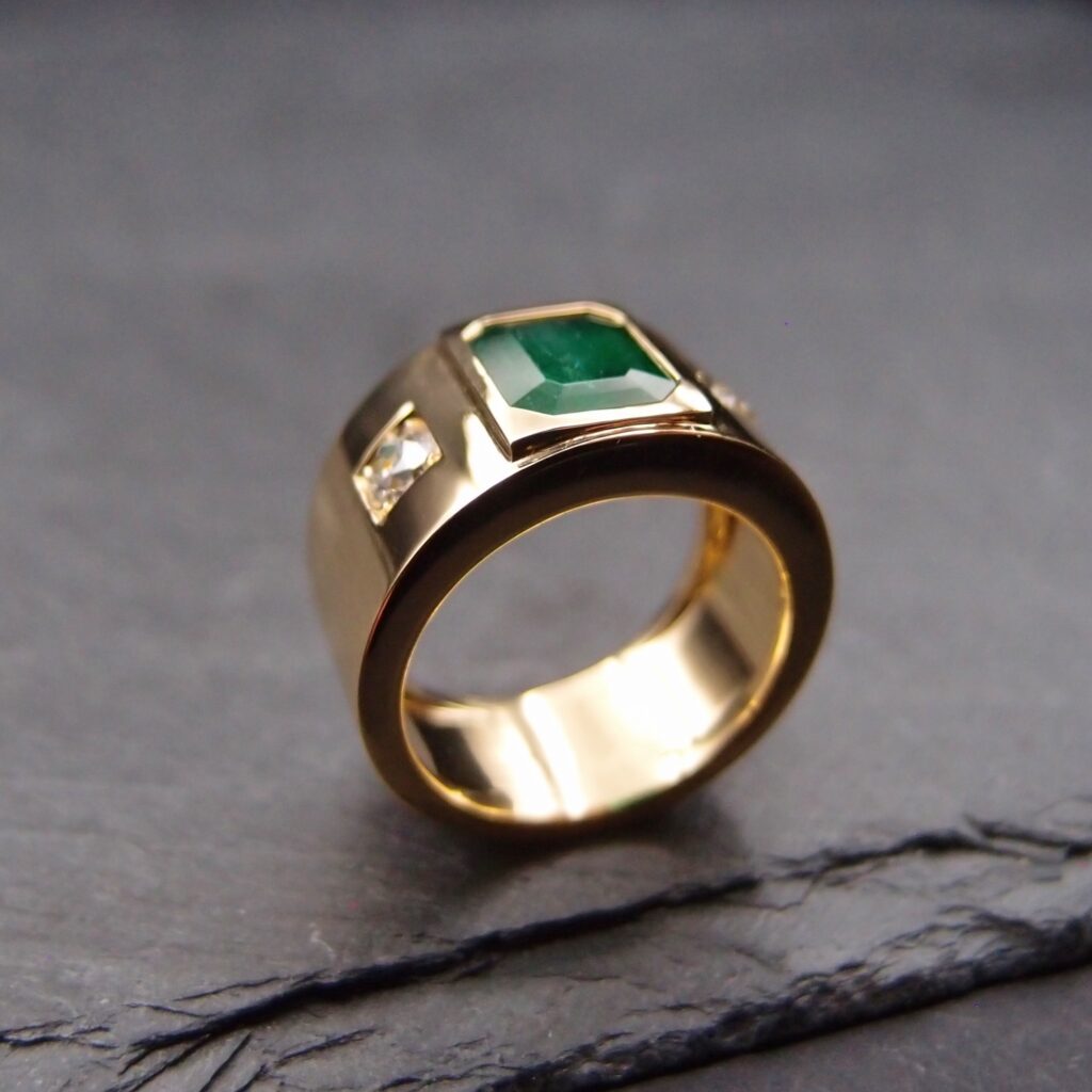 Bague "Tube" or jaune , Emeraude et diamants