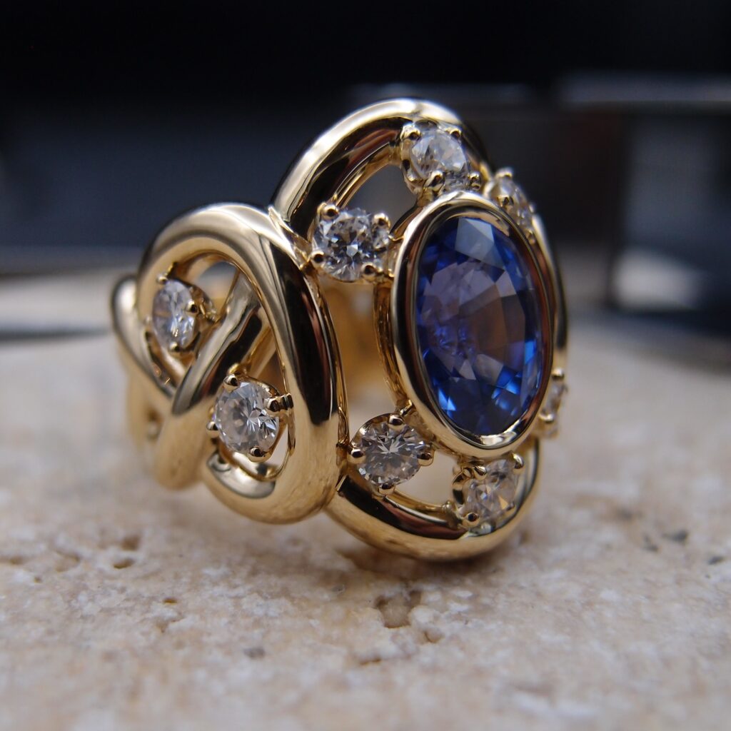 Bague "Tresse "or jaune Saphir et diamants