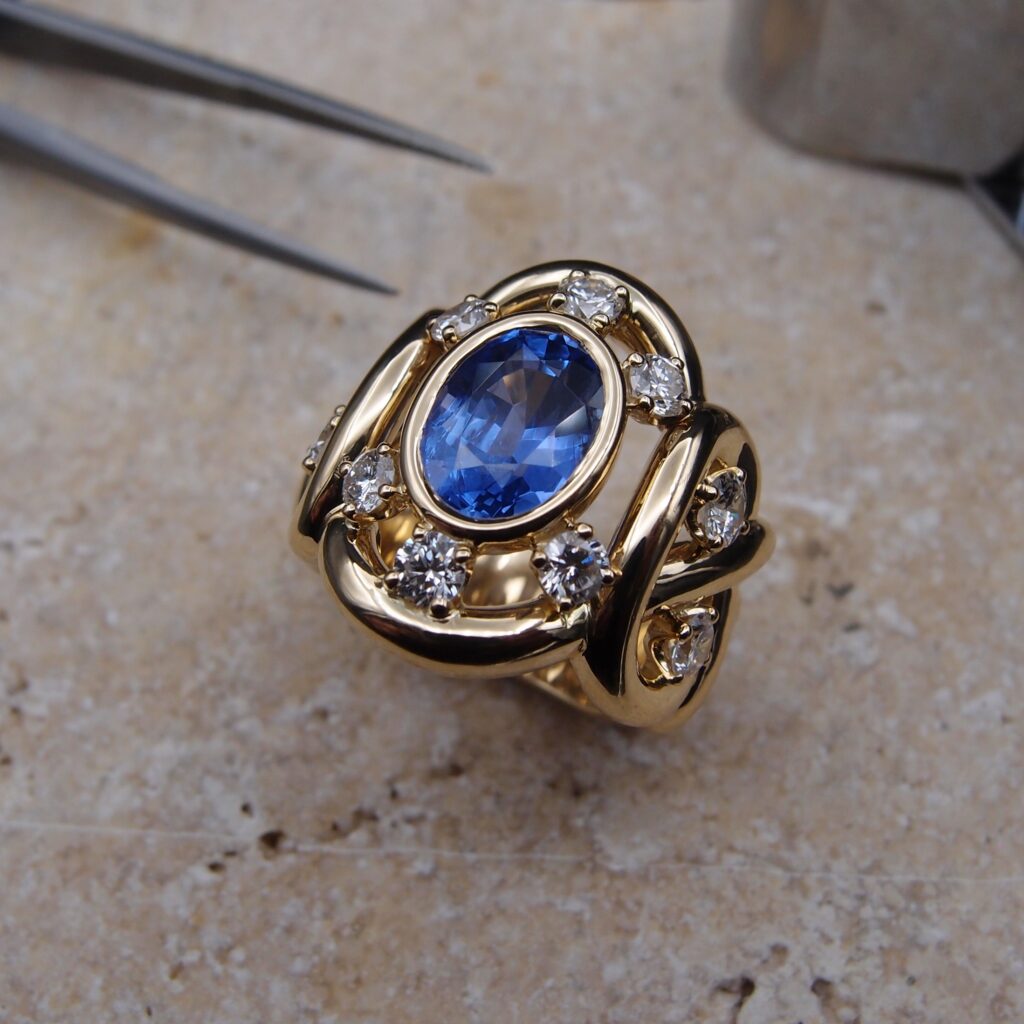 Bague "Tresse "or jaune Saphir et diamants