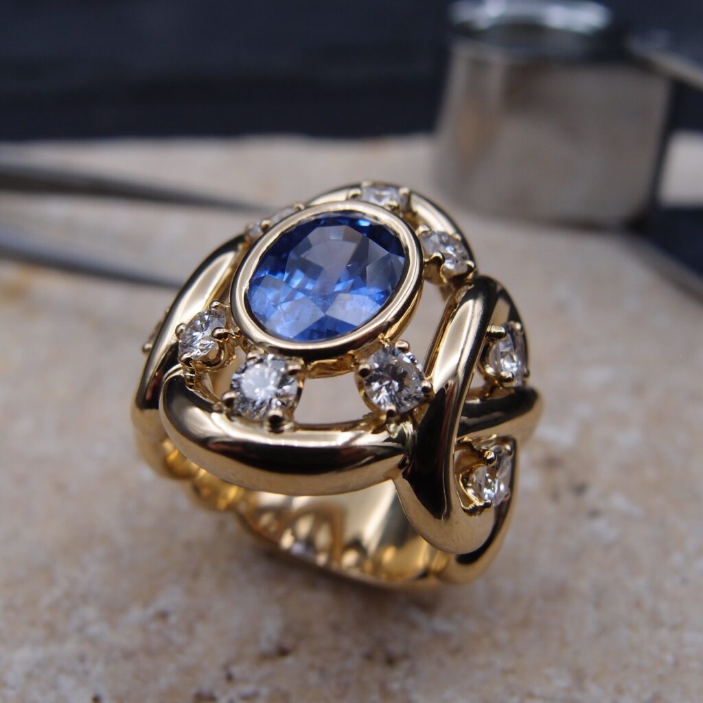 Bague "Tresse "or jaune Saphir et diamants