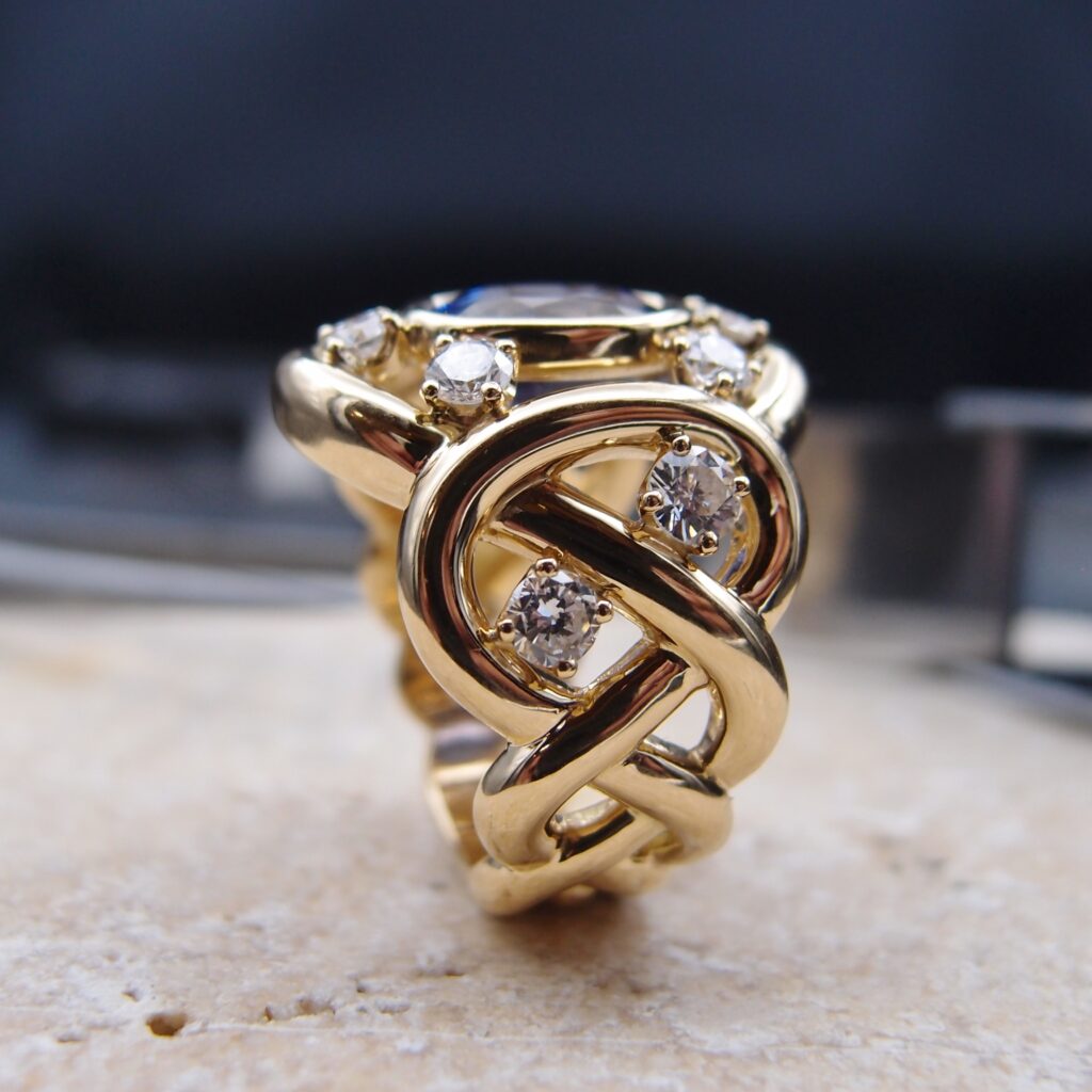 Bague "Tresse "or jaune Saphir et diamants