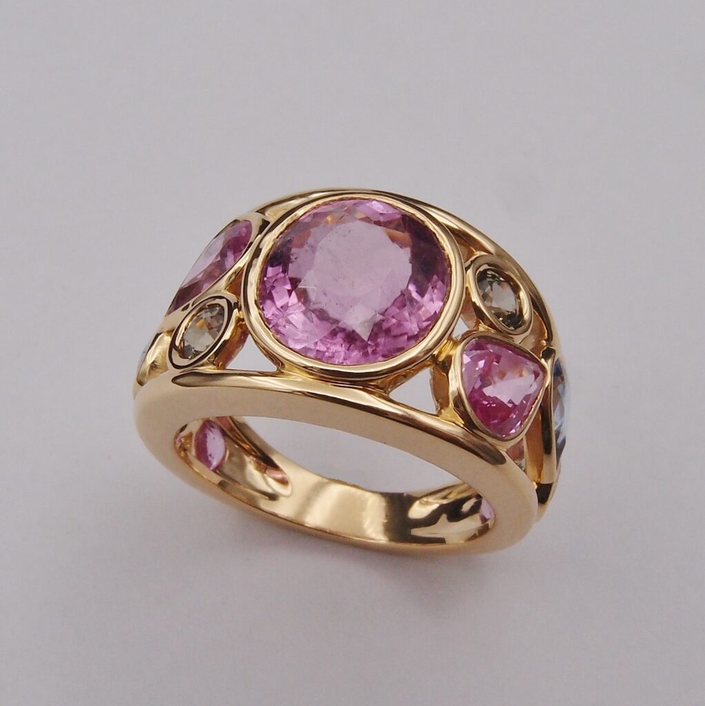 BAGUE MULTICOLORE OR JAUNE, TOURMALINE ET SAPHIRS