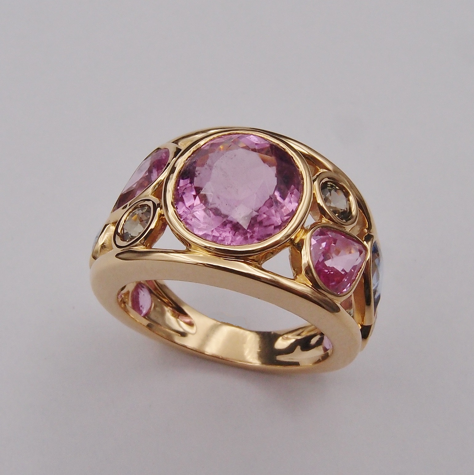 Bague multicolore or jaune Tourmaline rose et saphirs