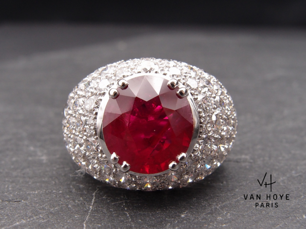 BAGUE «BOULE» RUBIS ET PAVAGE DIAMANTS