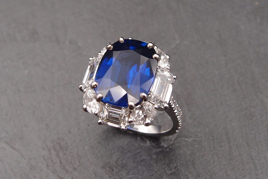 BAGUE SAPHIR ET DIAMANTS TAILLE “EMERAUDE”