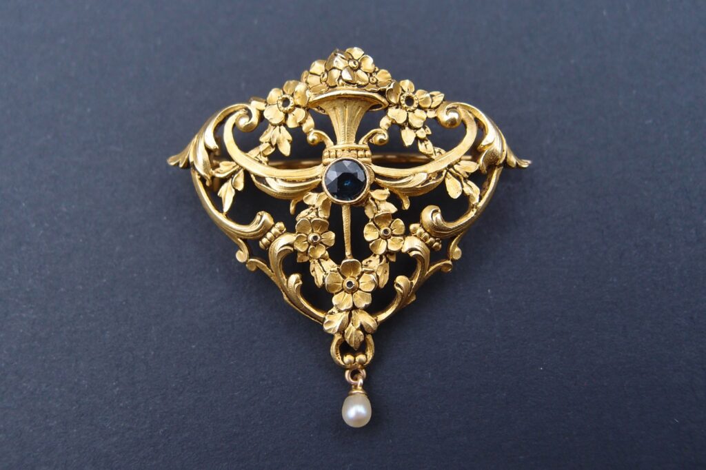 Broche néo classique , vers 1890 , or jaune 18 cts , saphir et perle fine