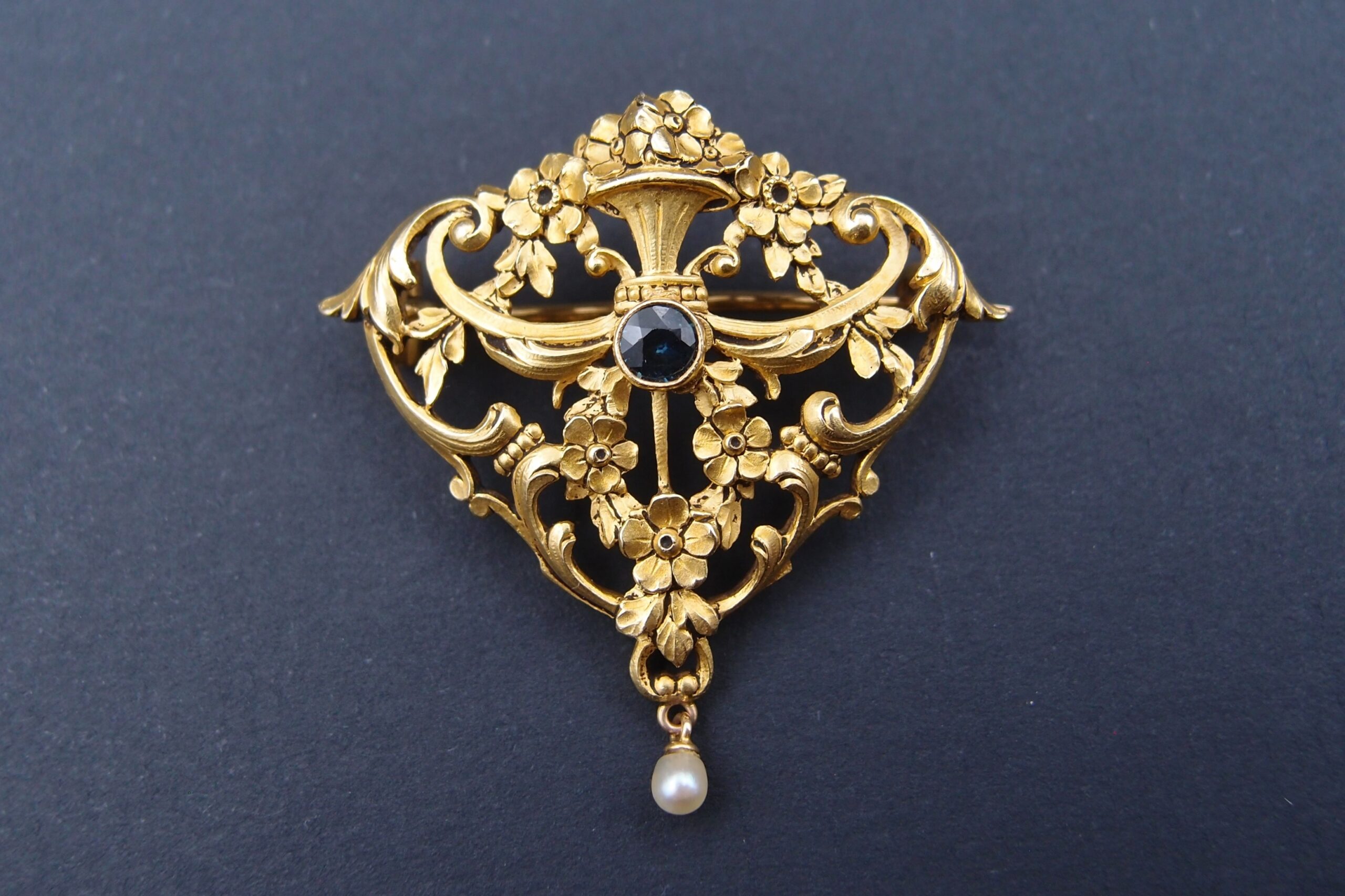 Broche néo classique or saphir et perle , vers 1890