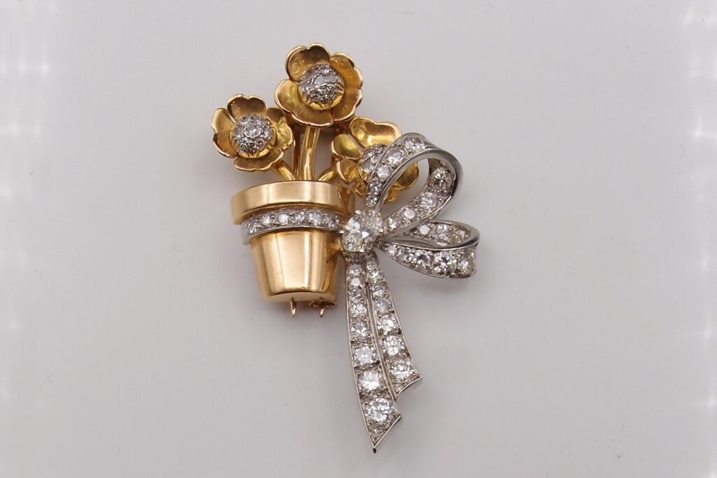 Broche clip florale or, platine et diamants vers 1950.