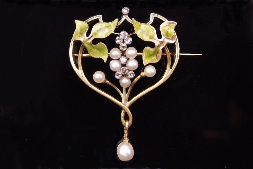 Broche Art Nouveau  or  émail  perles fines et diamants taille rose  vers 1900