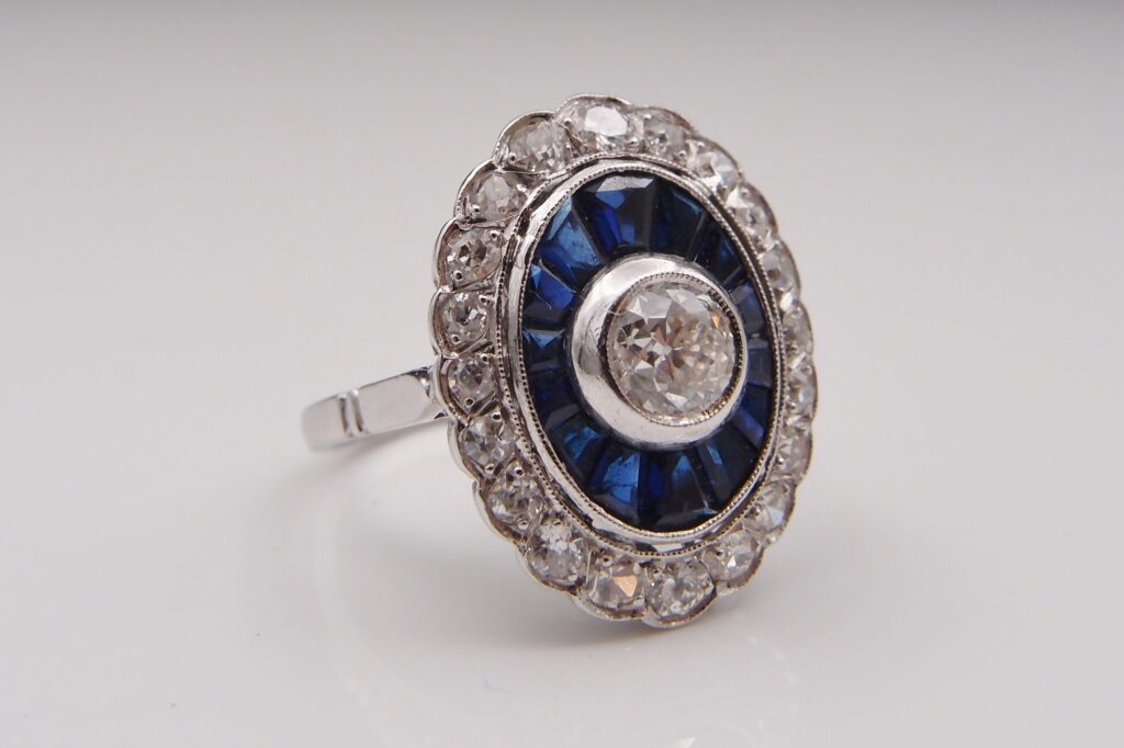 BAGUE ART DECO PLATINE DIAMANTS ET SAPHIRS CALIBRES