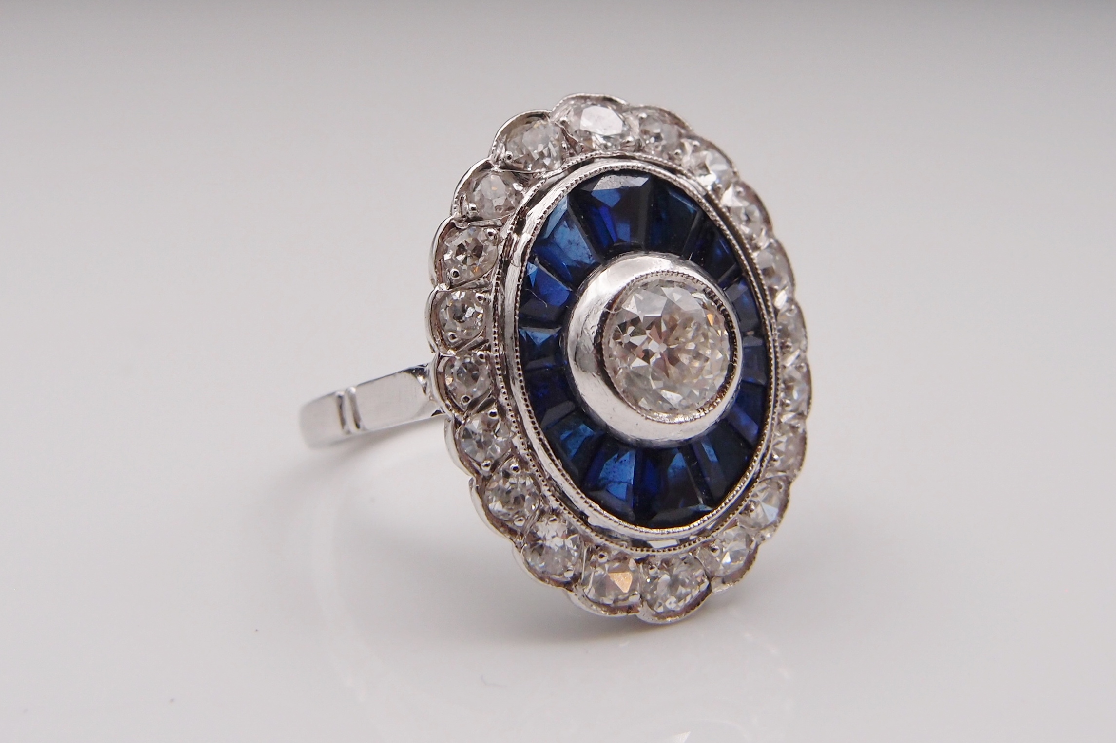 Bague Art Déco diamants et saphirs calibrés