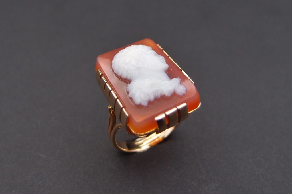 BAGUE CAMEE CORNALINE ET OR  PROFIL D ALEXANDRE LE GRAND
