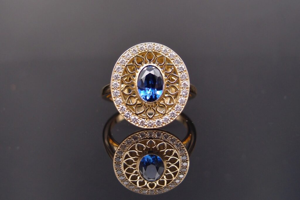 BAGUE « DENTELLE » SAPHIR , FRISE AJOURÉE ET DIAMANTS D’ENTOURAGE