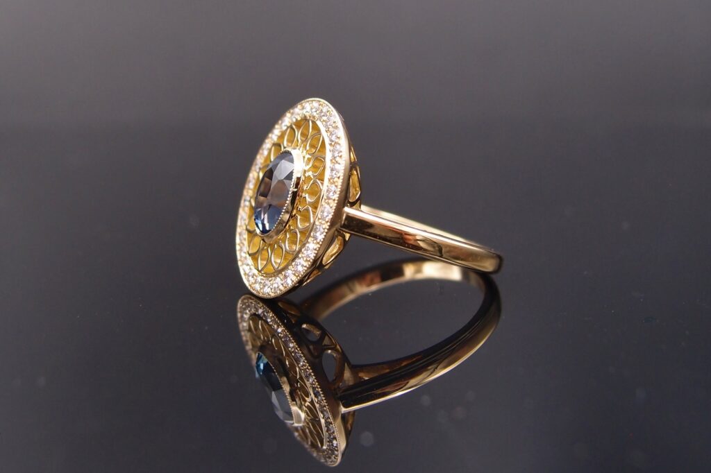 bague dentelle saphir en or jaune