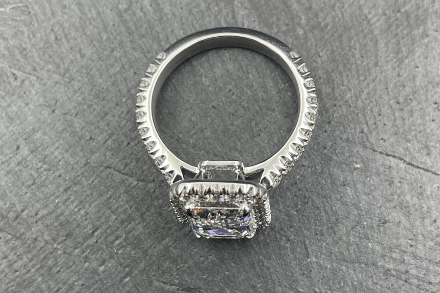Bague diamant taille Emeraude avec entourage diamants taille brillant