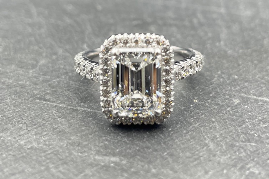 Bague diamant taille Emeraude avec entourage diamants taille brillant