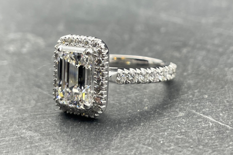 Bague diamant taille Emeraude avec entourage diamants taille brillant