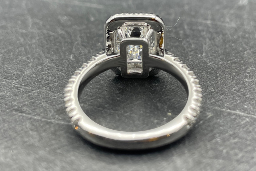 Bague diamant taille Emeraude avec entourage diamants taille brillant