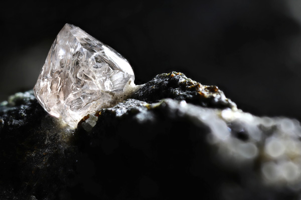 Comment la taille d’un diamant sublime-t-elle son éclat ?