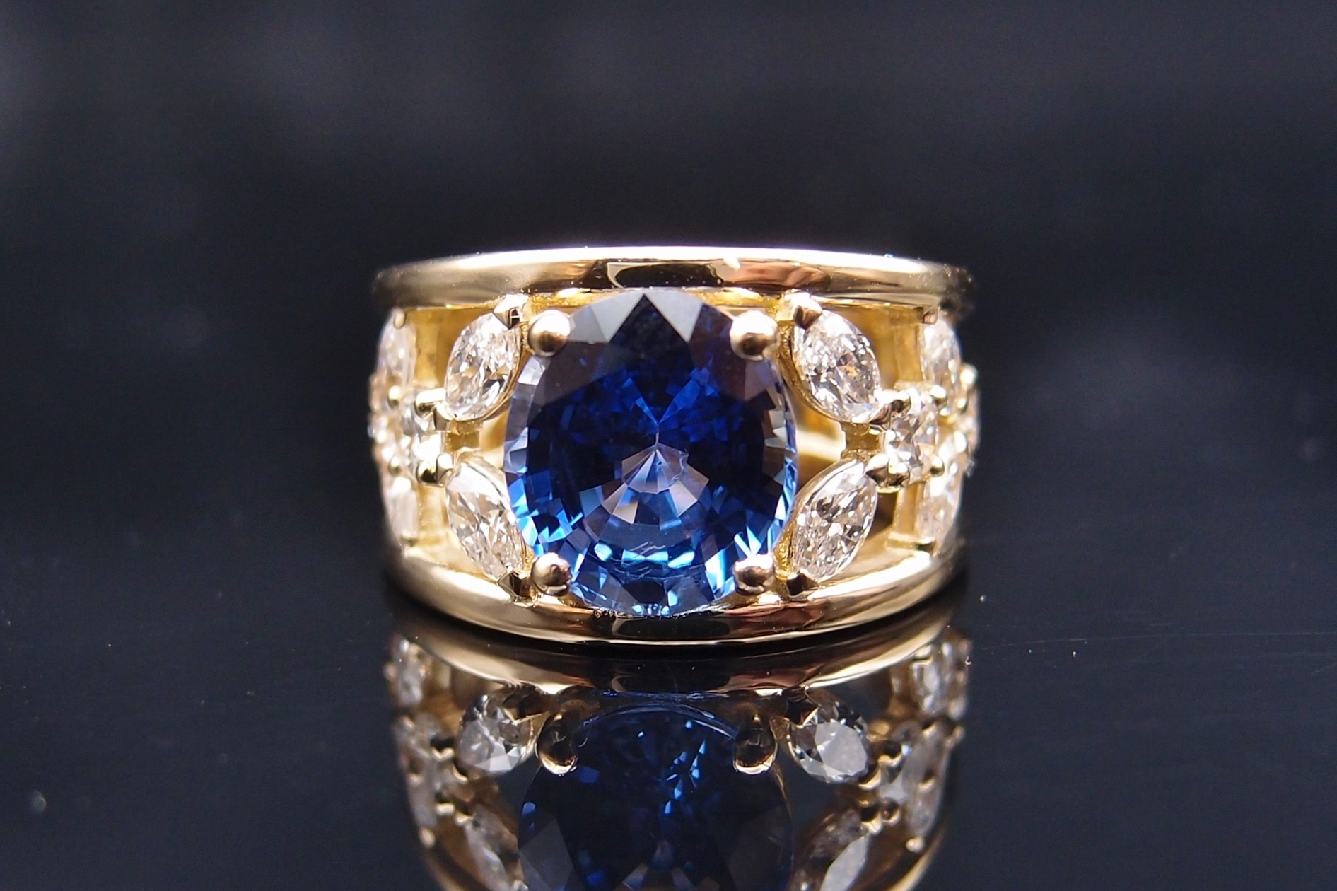 BAGUE BANDEAU SAPHIR CENTRAL 3.37 CARATS ET DIAMANTS NAVETTE