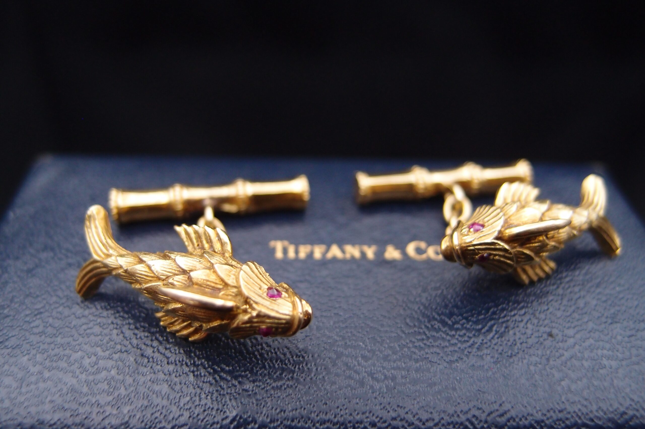 boutons de manchettes Tiffany carpes koi or 18 carats par Schlumberger