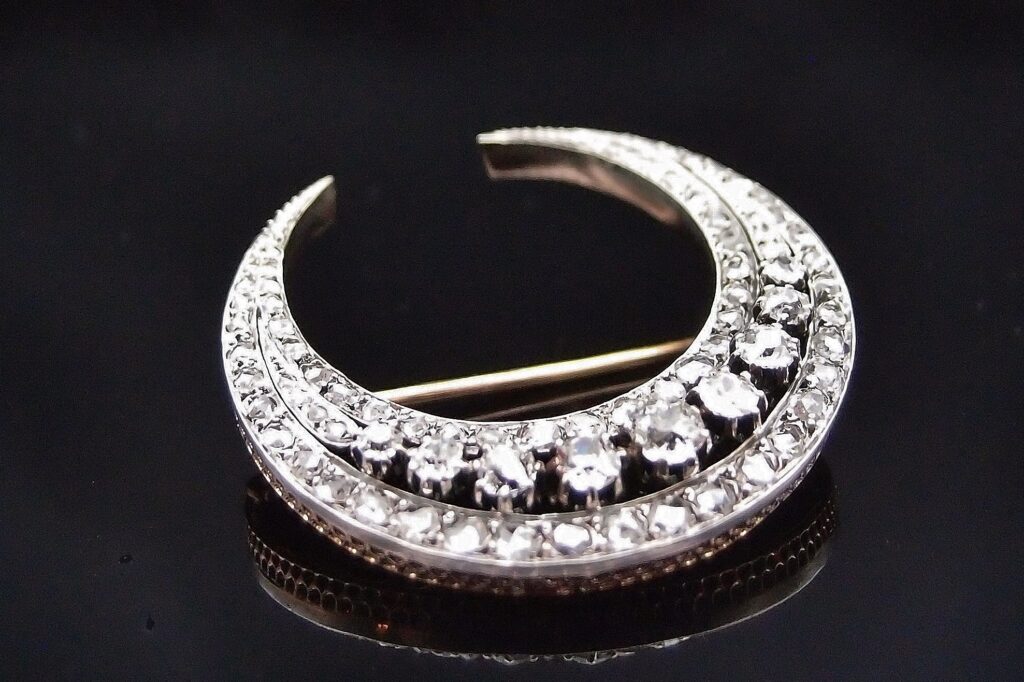 Broche croissant de lune 19 ème or argent et diamants