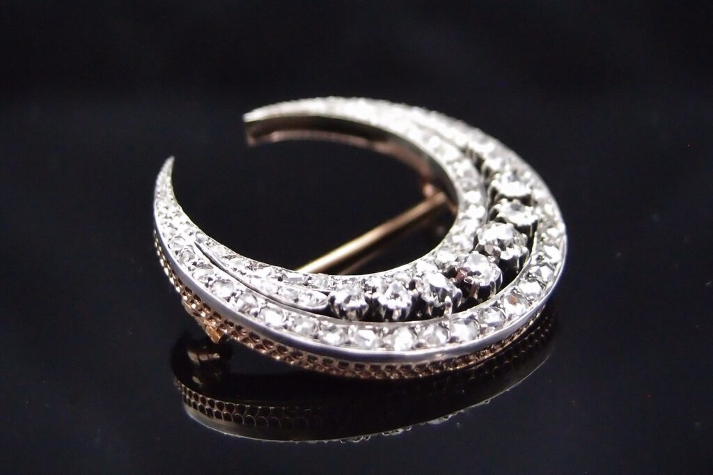 Broche croissant de lune 19 ème or argent et diamants