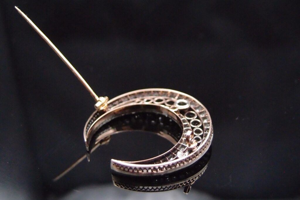 Broche croissant de lune 19 ème or argent et diamants
