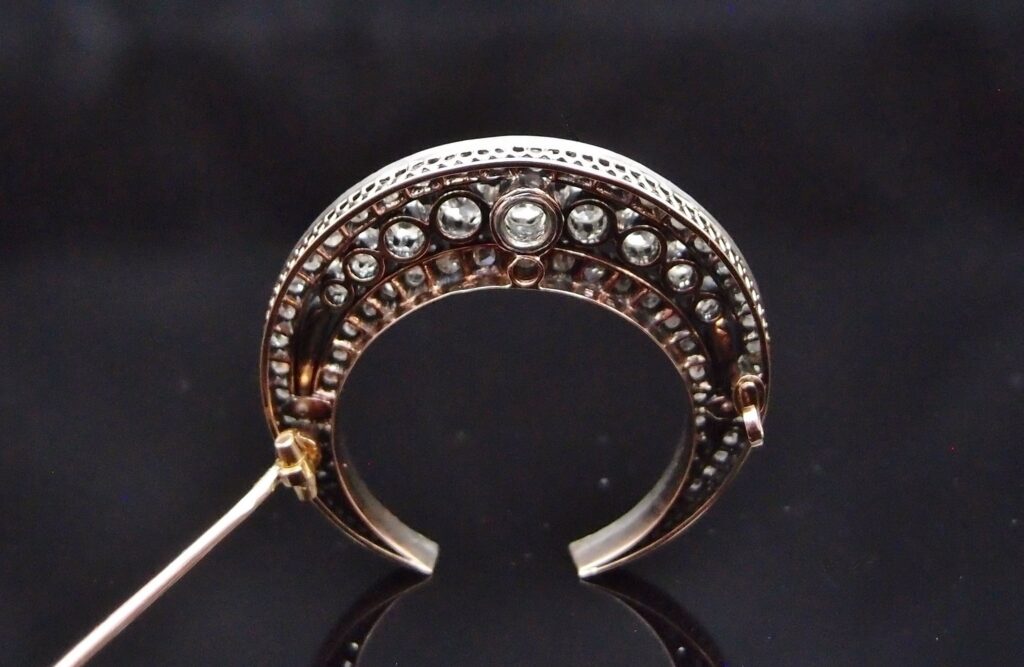 Broche croissant de lune 19 ème or argent et diamants