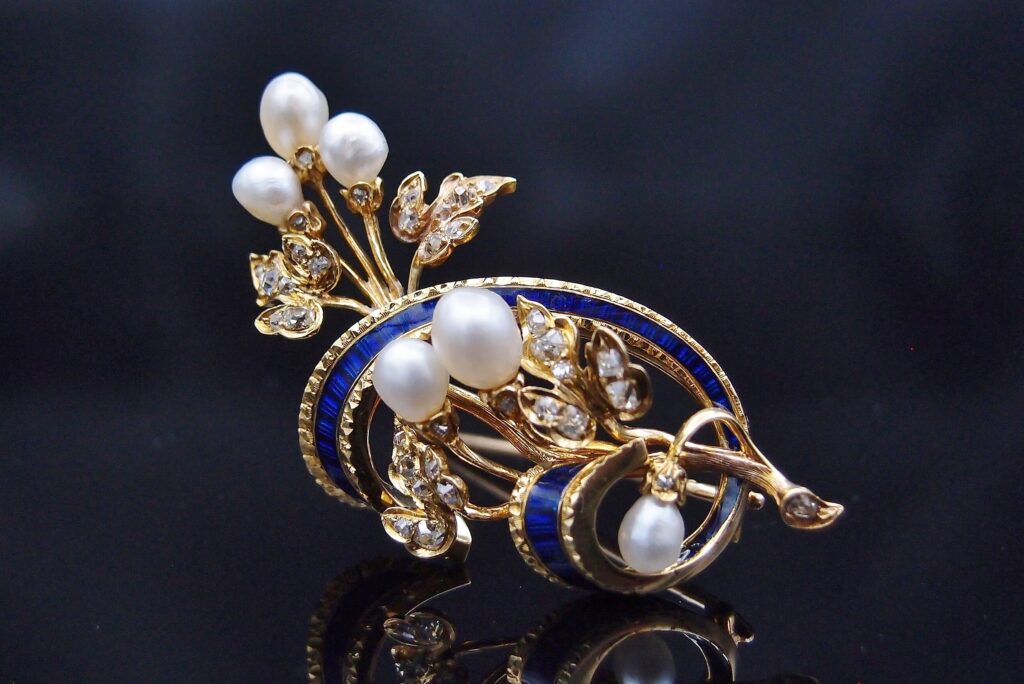 Broche florale Napoleon III or email et perles fines