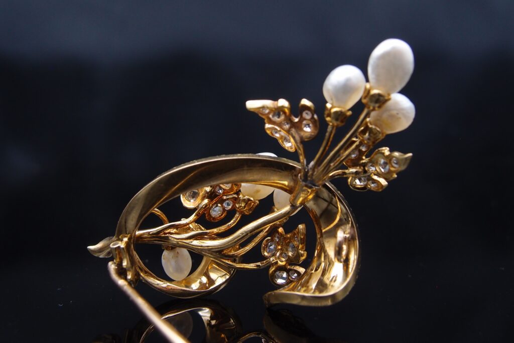 Broche florale Napoleon III or email et perles fines